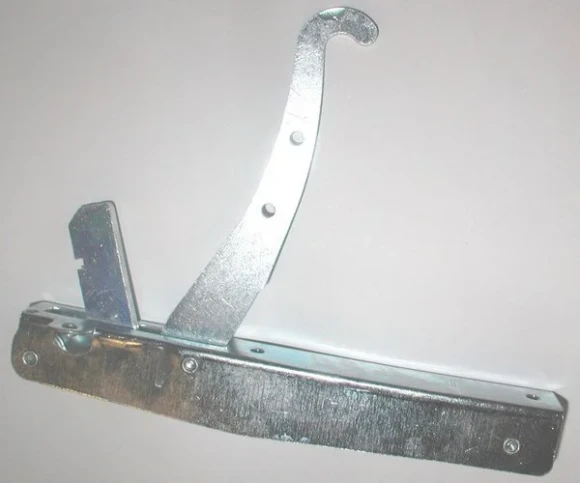 Петля двери духовки правая 47068 для плит т.м. KOGAST